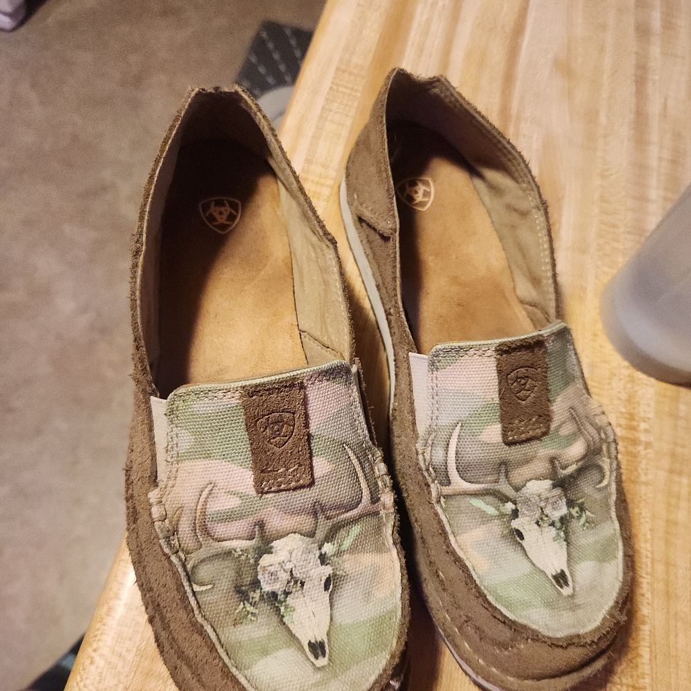 Cute Slip On Ariat Shoes Very Comfortable.